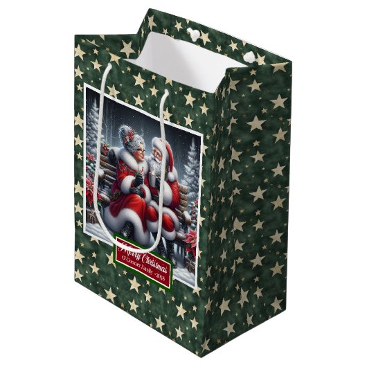 Coolest Mrs Claus Classic Red Christmas Gift Bag Medium Cadeauzakje (Voorkant Gekanteld)