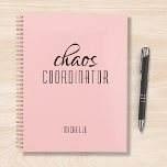 Coordinateur Chaos Nom personnel rose<br><div class="desc">Chaos Coordinateur Pink Personnalisé Nom festuresthe le texte "chaos coordinateur" dans une amusante typographie de script noir. Parfait pour cette maman occupée,  enseignant,  chef d'équipe sportive ou patron de travail. Conçu par Evco Studio www.zazzle.com/store/evcostudio</div>