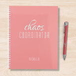 Coordinateur Chaos Nom personnel rose<br><div class="desc">Chaos Coordinateur Pink Personnalisé Nom festuresthe le texte "chaos coordinateur" dans une amusante typographie de script blanc. Parfait pour cette maman occupée,  enseignant,  chef d'équipe sportive ou patron de travail. Conçu par Evco Studio www.zazzle.com/store/evcostudio</div>