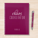 Coordinateur Chaos Nom personnel rose<br><div class="desc">Coordinateur du Chaos Deep Pink Personnalisé Name festuresthe text "chaos coordinateur" dans une amusante typographie de script blanc. Parfait pour cette maman occupée,  enseignant,  chef d'équipe sportive ou patron de travail. Conçu par Evco Studio www.zazzle.com/store/evcostudio</div>