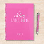 Coordinateur Chaos Nom personnel rose<br><div class="desc">Chaos Coordinateur Pink Personnalisé Nom festuresthe le texte "chaos coordinateur" dans une amusante typographie de script blanc. Parfait pour cette maman occupée,  enseignant,  chef d'équipe sportive ou patron de travail. Conçu par Evco Studio www.zazzle.com/store/evcostudio</div>