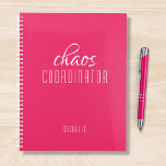Coordinateur Chaos Nom personnel rose<br><div class="desc">Chaos Coordinateur Pink Personnalisé Nom festuresthe le texte "chaos coordinateur" dans une amusante typographie de script blanc. Parfait pour cette maman occupée,  enseignant,  chef d'équipe sportive ou patron de travail. Conçu par Evco Studio www.zazzle.com/store/evcostudio</div>