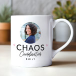 Coordinateur Chaos Personnalisé Moderne Café Mug<br><div class="desc">Sirotez en style avec le Coordinateur Personnalisé Chaos Modern Coffee Mug! Cette tasse moderne et minimaliste présente un design de script amusant qui capture parfaitement l'esprit des planificateurs d'événements et des mamans qui prospèrent dans le chaos. C'est un cadeau idéal pour quiconque jongle avec les exigences de la planification mariage...</div>
