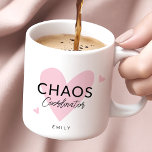 Coordinateur Chaos Personnalisé Pink Coffee Mug<br><div class="desc">Sirotez en style avec le Coordinateur Personnalisé Chaos Pink Coffee Mug! Cette tasse moderne et minimaliste présente un design de script amusant qui capture parfaitement l'esprit des planificateurs d'événements et des mamans qui prospèrent dans le chaos. C'est un cadeau idéal pour quiconque jongle avec les exigences de la planification mariage...</div>