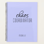Coordinateur Chaos Purple Nom personnalisé<br><div class="desc">Chaos Coordonnateur Purple Personnalisé Nom festuresle texte "chaos coordinateur" dans une amusante typographie de script noir. Parfait pour cette maman occupée,  enseignant,  chef d'équipe sportive ou patron de travail. Conçu par Evco Studio www.zazzle.com/store/evcostudio</div>