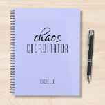 Coordinateur Chaos Purple Nom personnalisé<br><div class="desc">Chaos Coordonnateur Purple Personnalisé Nom festuresle texte "chaos coordinateur" dans une amusante typographie de script noir. Parfait pour cette maman occupée,  enseignant,  chef d'équipe sportive ou patron de travail. Conçu par Evco Studio www.zazzle.com/store/evcostudio</div>
