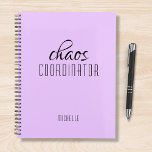 Coordinateur Chaos Purple Nom personnalisé<br><div class="desc">Chaos Coordonnateur Purple Personnalisé Nom festuresle texte "chaos coordinateur" dans une amusante typographie de script noir. Parfait pour cette maman occupée,  enseignant,  chef d'équipe sportive ou patron de travail. Conçu par Evco Studio www.zazzle.com/store/evcostudio</div>