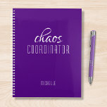 Coordinateur Chaos Purple Nom personnalisé<br><div class="desc">Chaos Coordonnateur Purple Personnalisé Nom festuresle texte "chaos coordinateur" dans une amusante typographie de script blanc. Parfait pour cette maman occupée,  enseignant,  chef d'équipe sportive ou patron de travail. Conçu par Evco Studio www.zazzle.com/store/evcostudio</div>