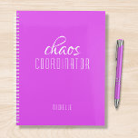 Coordinateur Chaos Purple Nom personnalisé<br><div class="desc">Chaos Coordonnateur Purple Personnalisé Nom festuresle texte "chaos coordinateur" dans une amusante typographie de script blanc. Parfait pour cette maman occupée,  enseignant,  chef d'équipe sportive ou patron de travail. Conçu par Evco Studio www.zazzle.com/store/evcostudio</div>