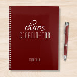 Coordinateur du Chaos Bourgogne Nom personnalisé<br><div class="desc">Chaos Coordinateur Bourgogne Rouge Nom personnalisé festuresthe le texte "chaos coordinateur" dans une amusante typographie de script blanc. Parfait pour cette maman occupée, enseignant, chef d'équipe sportive ou patron de travail. Conçu par Evco Studio www.zazzle.com/store/evcostudio</div>