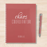 Coordinateur du chaos Nom personnalisé<br><div class="desc">Coordinateur Chaos Nom personnalisé festuresthe le texte "chaos coordinateur" dans une amusante typographie de script blanc. Parfait pour cette maman occupée,  enseignant,  chef d'équipe sportive ou patron de travail. Conçu par Evco Studio www.zazzle.com/store/evcostudio</div>
