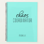 Coordinateur du Chaos Nom personnalisé bleu<br><div class="desc">Coordinateur Chaos Blue Personnalized Name festuresthe text "chaos coordinateur" dans une amusante typographie de script noir. Parfait pour cette maman occupée,  enseignant,  chef d'équipe sportive ou patron de travail. Conçu par Evco Studio www.zazzle.com/store/evcostudio</div>