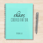 Coordinateur du Chaos Nom personnalisé bleu<br><div class="desc">Coordinateur Chaos Blue Personnalized Name festuresthe text "chaos coordinateur" dans une amusante typographie de script noir. Parfait pour cette maman occupée, enseignant, chef d'équipe sportive ou patron de travail. Conçu par Evco Studio www.zazzle.com/store/evcostudio</div>