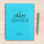Coordinateur du Chaos Nom personnalisé bleu<br><div class="desc">Coordinateur Chaos Blue Personnalized Name festuresthe text "chaos coordinateur" dans une amusante typographie de script noir. Parfait pour cette maman occupée,  enseignant,  chef d'équipe sportive ou patron de travail. Conçu par Evco Studio www.zazzle.com/store/evcostudio</div>