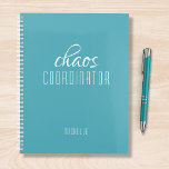 Coordinateur du Chaos Nom personnalisé bleu<br><div class="desc">Coordinateur Chaos Blue Personnalized Name festuresthe text "chaos coordinateur" dans une amusante typographie de script blanc. Parfait pour cette maman occupée,  enseignant,  chef d'équipe sportive ou patron de travail. Conçu par Evco Studio www.zazzle.com/store/evcostudio</div>