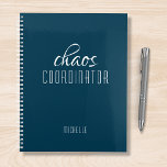 Coordinateur du Chaos Nom personnalisé bleu<br><div class="desc">Coordinateur Chaos Blue Personnalized Name festuresthe text "chaos coordinateur" dans une amusante typographie de script blanc. Parfait pour cette maman occupée,  enseignant,  chef d'équipe sportive ou patron de travail. Conçu par Evco Studio www.zazzle.com/store/evcostudio</div>
