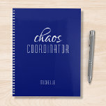 Coordinateur du Chaos Nom personnalisé bleu<br><div class="desc">Coordinateur Chaos Blue Personnalized Name festuresthe text "chaos coordinateur" dans une amusante typographie de script blanc. Parfait pour cette maman occupée, enseignant, chef d'équipe sportive ou patron de travail. Conçu par Evco Studio www.zazzle.com/store/evcostudio</div>
