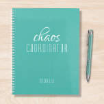 Coordinateur du Chaos Nom personnalisé vert<br><div class="desc">Coordinateur Chaos Green Personnalized Name festuresthe text "chaos coordinateur" dans une amusante typographie de script blanc. Parfait pour cette maman occupée,  enseignant,  chef d'équipe sportive ou patron de travail. Conçu par Evco Studio www.zazzle.com/store/evcostudio</div>
