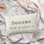 Coordonnées de ville personnalisées Lancer l'oreil<br><div class="desc">Montrez votre amour pour votre ville natale ou la ville actuelle avec nos coordonnées personnalisées Lombbar lancer oreiller. Montré pour Sonoma, Californie, notre coussin de crème d'ivoire neutre comprend votre nom de ville, latitude et longitude en lettres vintages au charbon de bois. Entrez votre nom de ville et vos coordonnées...</div>
