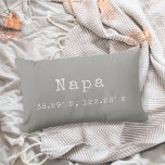 Coordonnées de ville personnalisées Lancer l'oreil<br><div class="desc">Montrez votre amour pour votre ville natale ou la ville actuelle avec nos coordonnées personnalisées Lombbar lancer oreiller. Montré pour Napa, Californie, notre coussin gris et blanc neutre comprend votre nom de ville, latitude et longitude en lettres vintages blanches. Entrez votre nom de ville et vos coordonnées en utilisant les...</div>