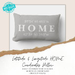 Coordonnées domestiques personnalisées Lancer l'or<br><div class="desc">Aimez votre nouvelle MAISON avec nos coordonnées personnalisées jetez l'oreiller, en format lombaire ou carré. Montré avec le mot HOME avec les coordonnées latitude et longitude en texte blanc et en gris argent arrière - plan. Utilisez les champs personnalisés fournis pour entrer vos propres coordonnées de latitude et de longitude...</div>