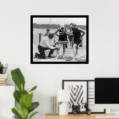 Cop Measuring Swimsuit Length 1922 Poster (Thuiskantoor)