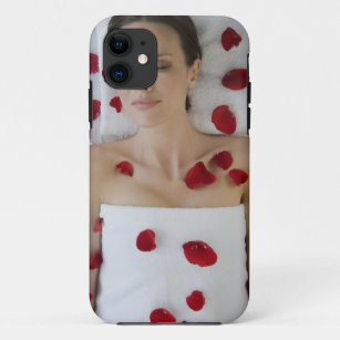 Coque Case-Mate Pour iPhone Femme couverte dans des pétales de fleur
