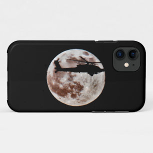 Coque de nuit d'un hélicoptère militaire contre la