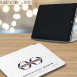 coque ipad avec logo personnalisé<br><div class="desc">Améliorez votre image d'entreprise avec ce coque ipad élégant et personnalisable, parfait pour les professionnels qui cherchent à présenter leur marque. Conçu dans un blanc immaculé aux accents bleu marine et or intemporels, ce coque offre un look moderne et minimaliste tout en offrant de l'espace pour votre logo d'entreprise, le...</div>