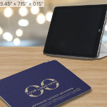 Coque ipad personnalisé avec logo<br><div class="desc">Améliorez votre image d'entreprise avec ce coque ipad élégant et personnalisable, parfait pour les professionnels qui cherchent à présenter leur marque. Conçu en bleu marine et or intemporel, ce coque offre un look moderne et minimaliste tout en offrant de l'espace pour votre logo d'entreprise, le nom de l'entreprise, le site...</div>