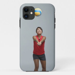 Coque iPhone 11 Jeune femme jouant avec le volleyball