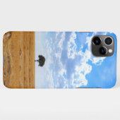 Coque iPhone 11Pro Max Arbre dans un champ de blé récolté (Dos Horizontal)
