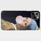 Coque iPhone 11Pro Max Fille avec la perle à oreille soufflant bulle rose (Dos Horizontal)