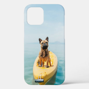 Coque iPhone 12 Adulte bouledogue français brun debout sur un kaya