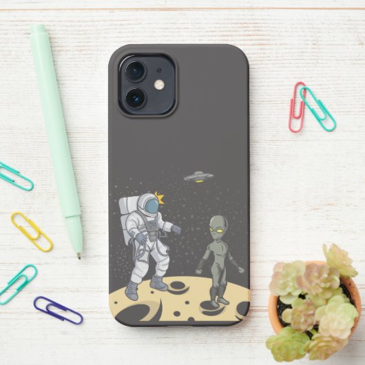 Coque iPhone 12 Astronaute et alien (Sur le bureau)