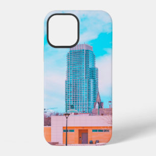 COQUE iPhone 12 BÂTIMENT EN BÉTON BRUN PRÈS D'ARBRES DÉPOUILLÉS SO