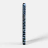 Coque iPhone 12 Bâtiment gris sous un ciel bleu clair (Côté droit)