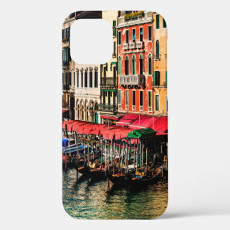 Coque iPhone 12 Belle vue sur la rue de l'eau et bâtiments anciens