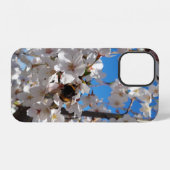 Coque iPhone 12 Bumblebee sur la fleur de cerisier sauvage (Verso Horizontal)