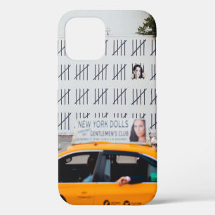 COQUE iPhone 12 CAB JAUNE DEVANT UN MUR PEINT BLANC