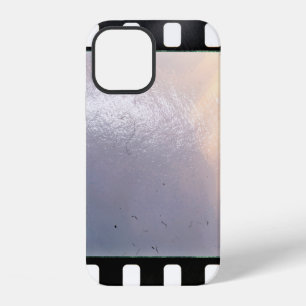 Coque iPhone 12 Cadre ou bande de film 35 mm vierge sur fond blanc