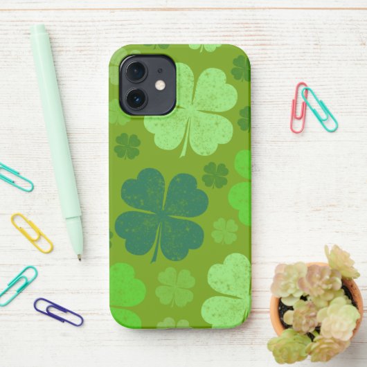 Coque iPhone 12 Clovers verts, Lucky Clovers, Saint Patrick's Day (Sur le bureau)
