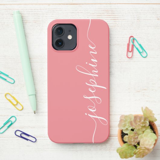 Coque iPhone 12 Coral moderne tendance Calligraphie rose Nom du sc (Sur le bureau)