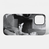 Coque iPhone 12 Couple assis ensemble dans un compartiment d'un tr (Verso Horizontal)