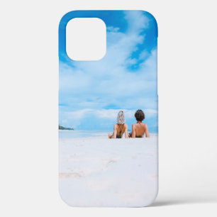 Coque iPhone 12 Deux femmes allongées sur du sable blanc face à la