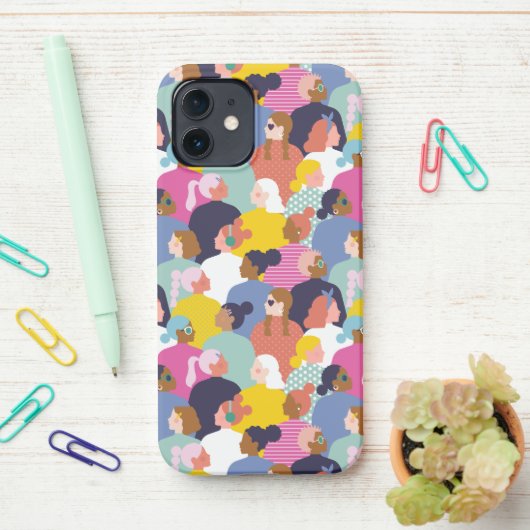 Coque iPhone 12 Diversité des femmes - Femmes de diverses races (Sur le bureau)