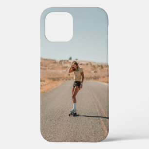 Coque iPhone 12 Femme en chemise blanche courant sur la route le m