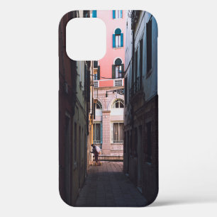 COQUE iPhone 12 FEMME EN CHEMISE BLANCHE ET PANNES NOIRES MARCHANT