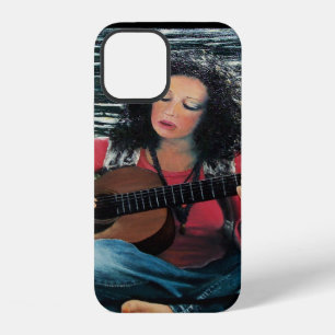 Coque iPhone 12 Femme jouant de la musique avec une guitare acoust