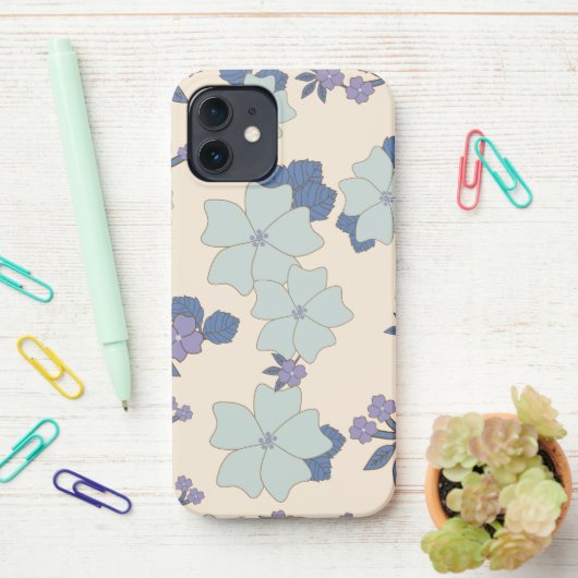 Coque iPhone 12 Fleurs Bleues, Fleurs Violettes, Motif Floral (Sur le bureau)